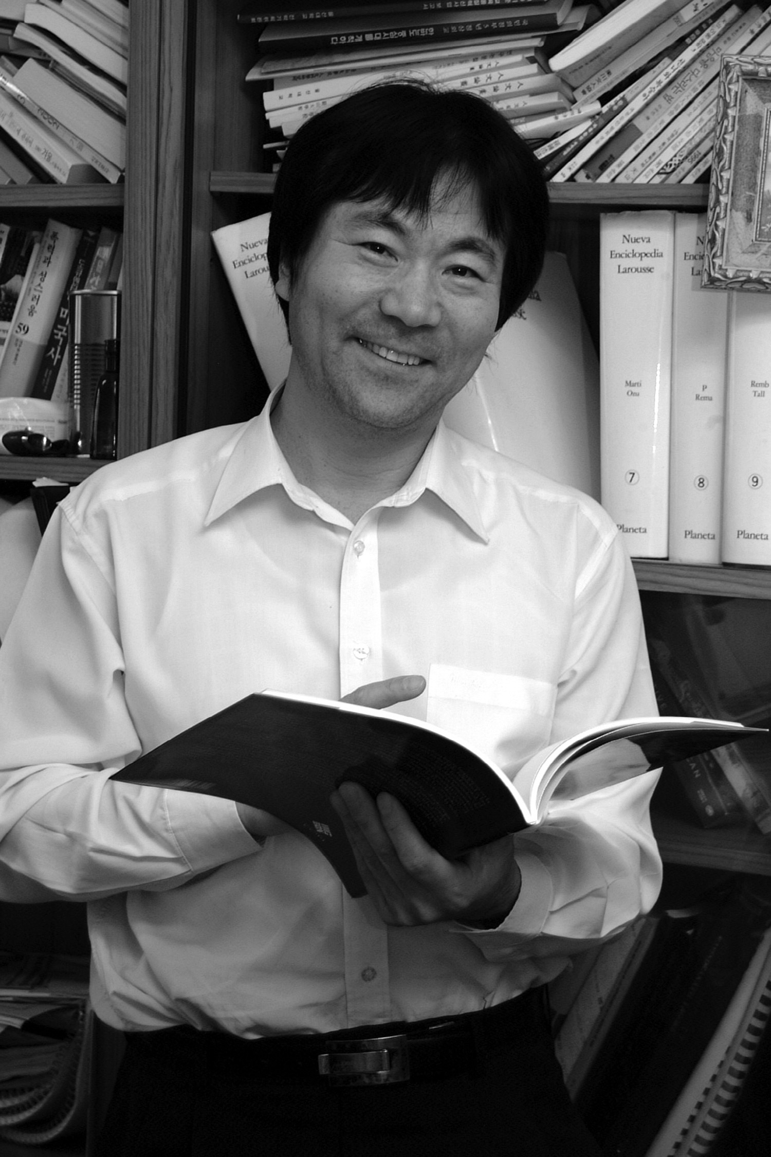 연구실에서 책을 든 구광렬 명예교수
